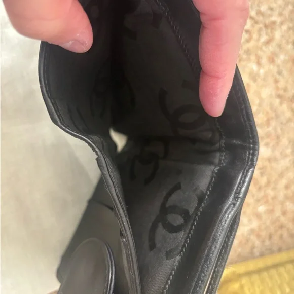 Vintage CHANEL Black Quilted Kisslock Leather Wallet - Picture 4 of 15